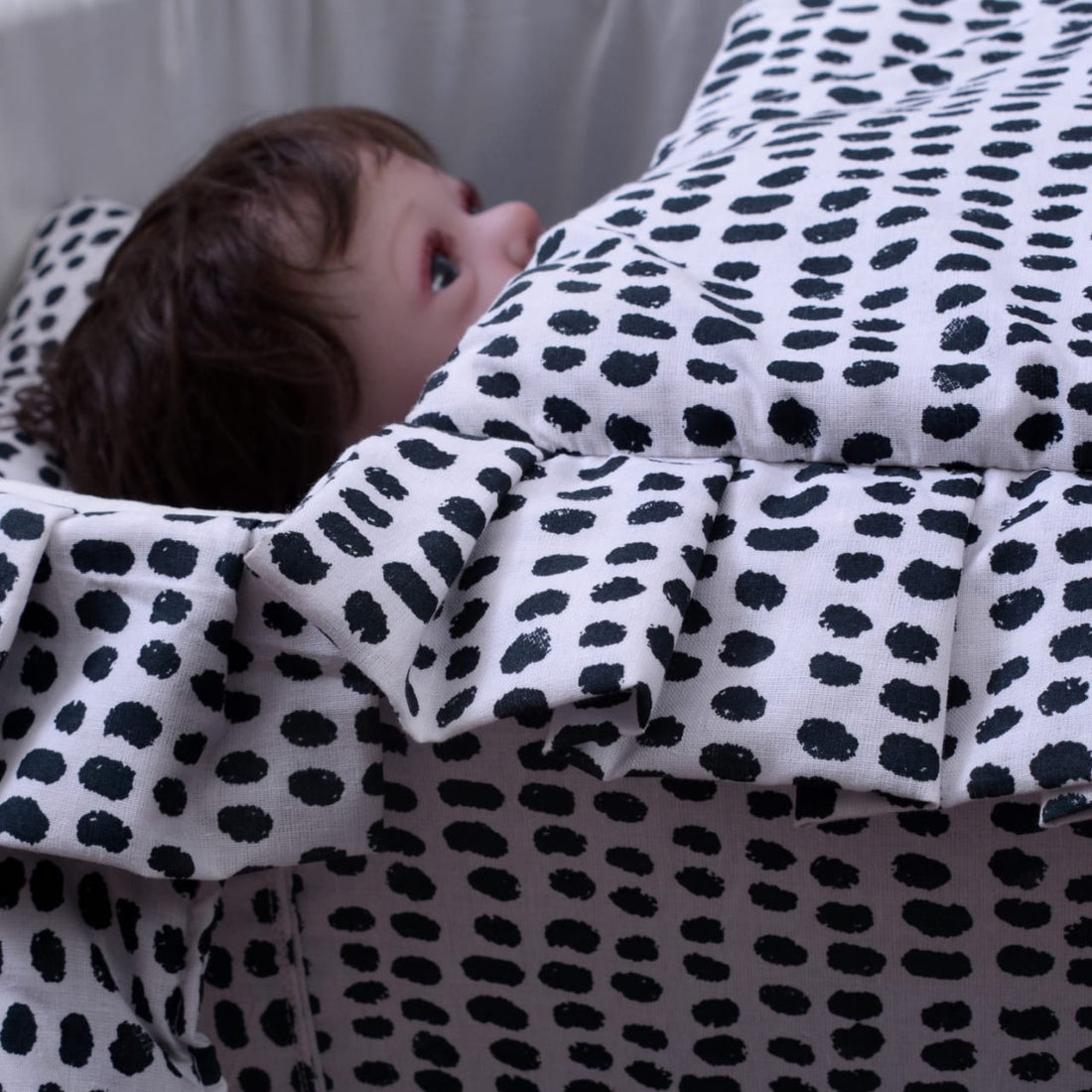 Printed Cotton Baby Basket with Head Pillow- Black Dotted